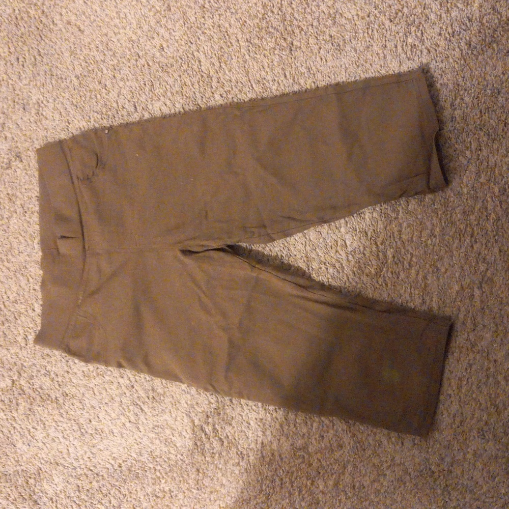 Elegant Women's Tan Capris